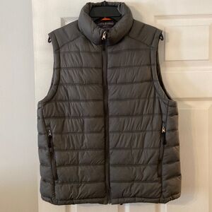 FIELD & STREAM Man Vest size M BNWOT two front pockets with zipper